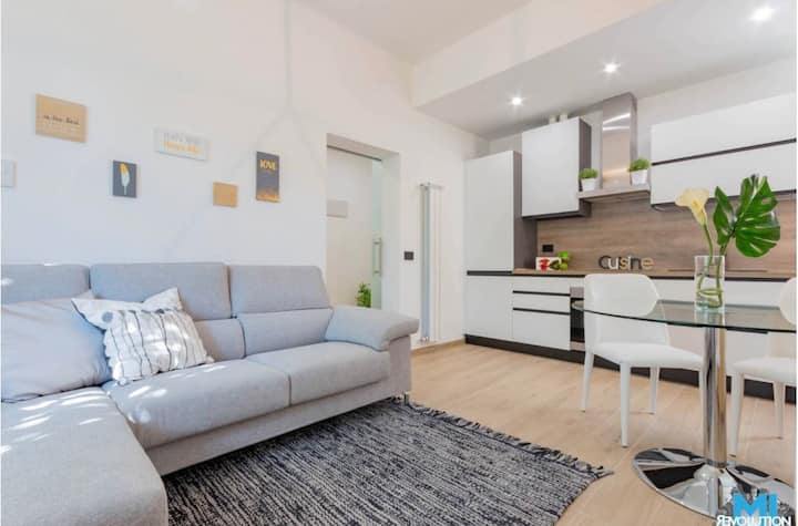 غرفة معيشة أنيقة مع مكيف هواء. 
هناك 3 وحدات في جميع أنحاء المنزل.