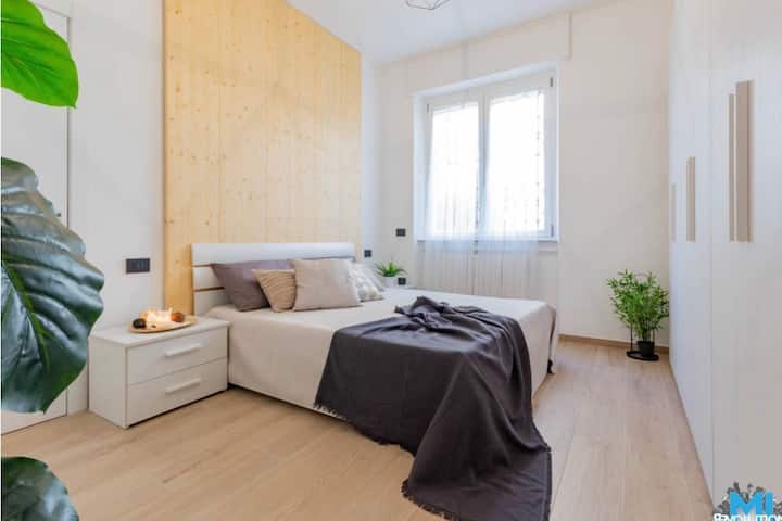 غرفة نوم مزدوجة واسعة مع خزانة كبيرة وخزانة ملابس لتخزين ملابسك وحقائبك بطريقة مرتبة. هنا أيضًا يتم تمكين اللوح الأمامي للسرير لإضاءة النيون لخلق البيئة السحرية. مكيف الهواء. 