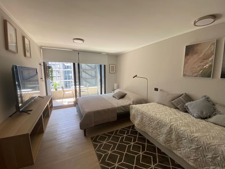 Нашето уютно студио осигурява комфортна и спокойна почивка за гостите ни, с двойно легло и двоен диван или единично легло. Не спете на неудобен и непрактичен разтегателен диван, който трябва да сгъвате и разгъвате всеки ден.