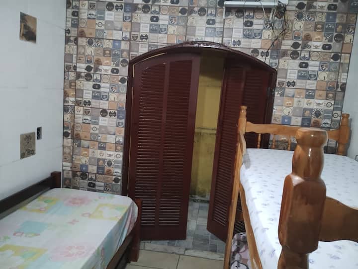 poschodová posteľ, manželská posteľ a stropný ventilátor