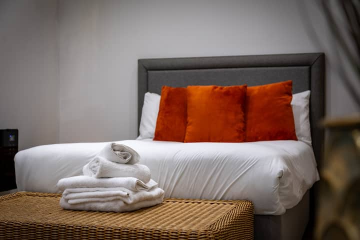 Уживајте во спокојна ноќ во оваа мирна и пријатна спална соба