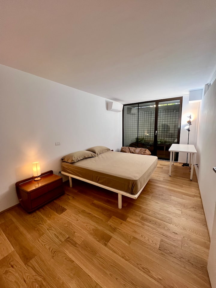 Ქვედა სართულის საძინებელი, ძალიან ფართო . Ორადგილიანი საწოლი, სამუშაო მაგიდა. დიდი შუშის ფანჯარა . Კონდიციონერი. ოთახის მიმდებარედ არის 2 სააბაზანო 