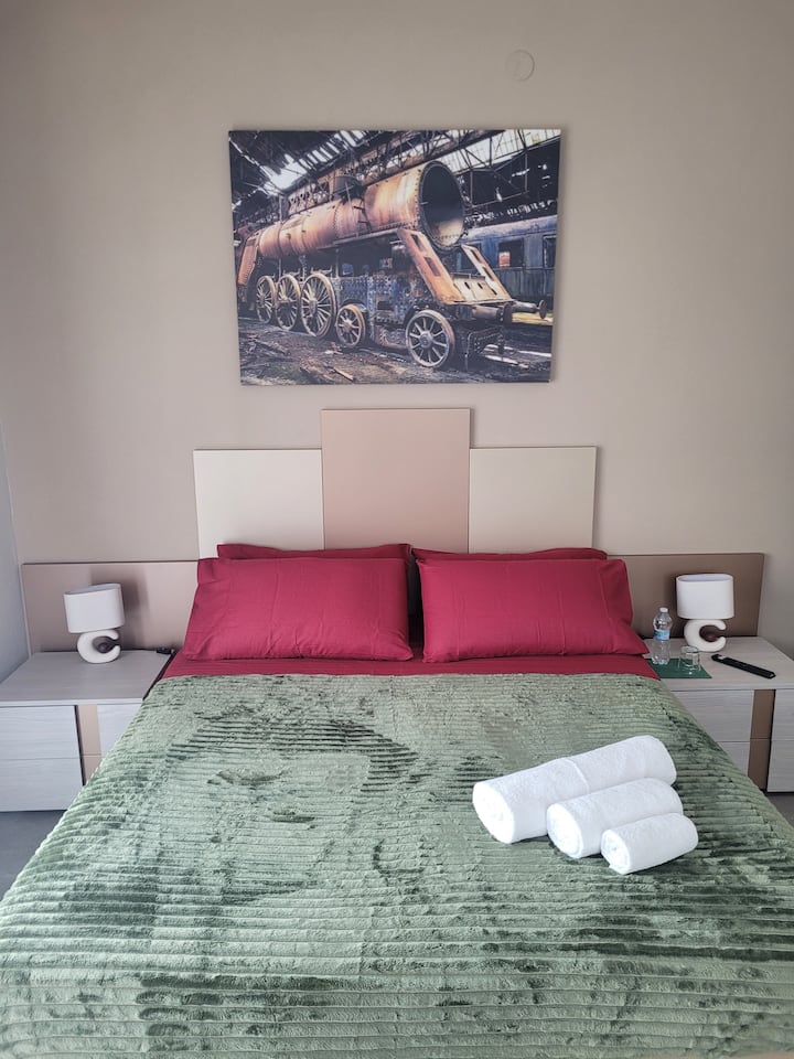 חדר השינה ממוקם בקצה הדירה, והחדר הגדול ביותר, הכולל מסגרת מיטה זוגית גדולה עם 2 שידות לילה וכריות כפולות לכל אורח (רכות/קשות).