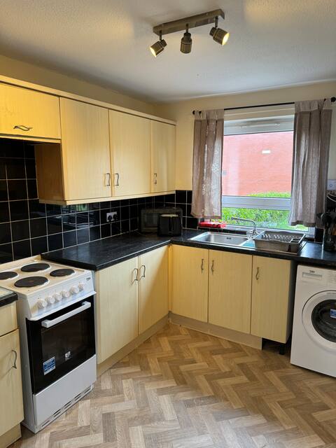 Quiet | Sleeps 12 | 2 bathrooms | Parking | KIA 2