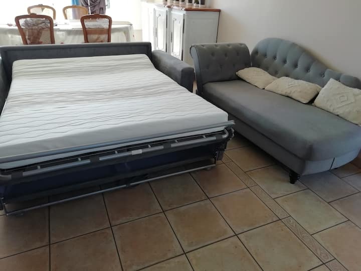 Sehemu ya kupumzikia ya chumba cha kulia chakula. Sehemu ya sebule na eneo la kulala. Sofa 140*200 kwa vitanda 2. Meridian kwa kitanda 1.