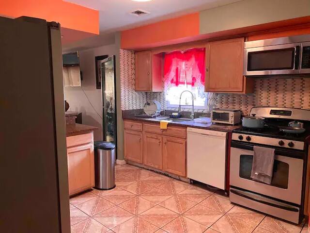 Peaceful 3 Bedroom Home- EWR/NYC gallery image 3