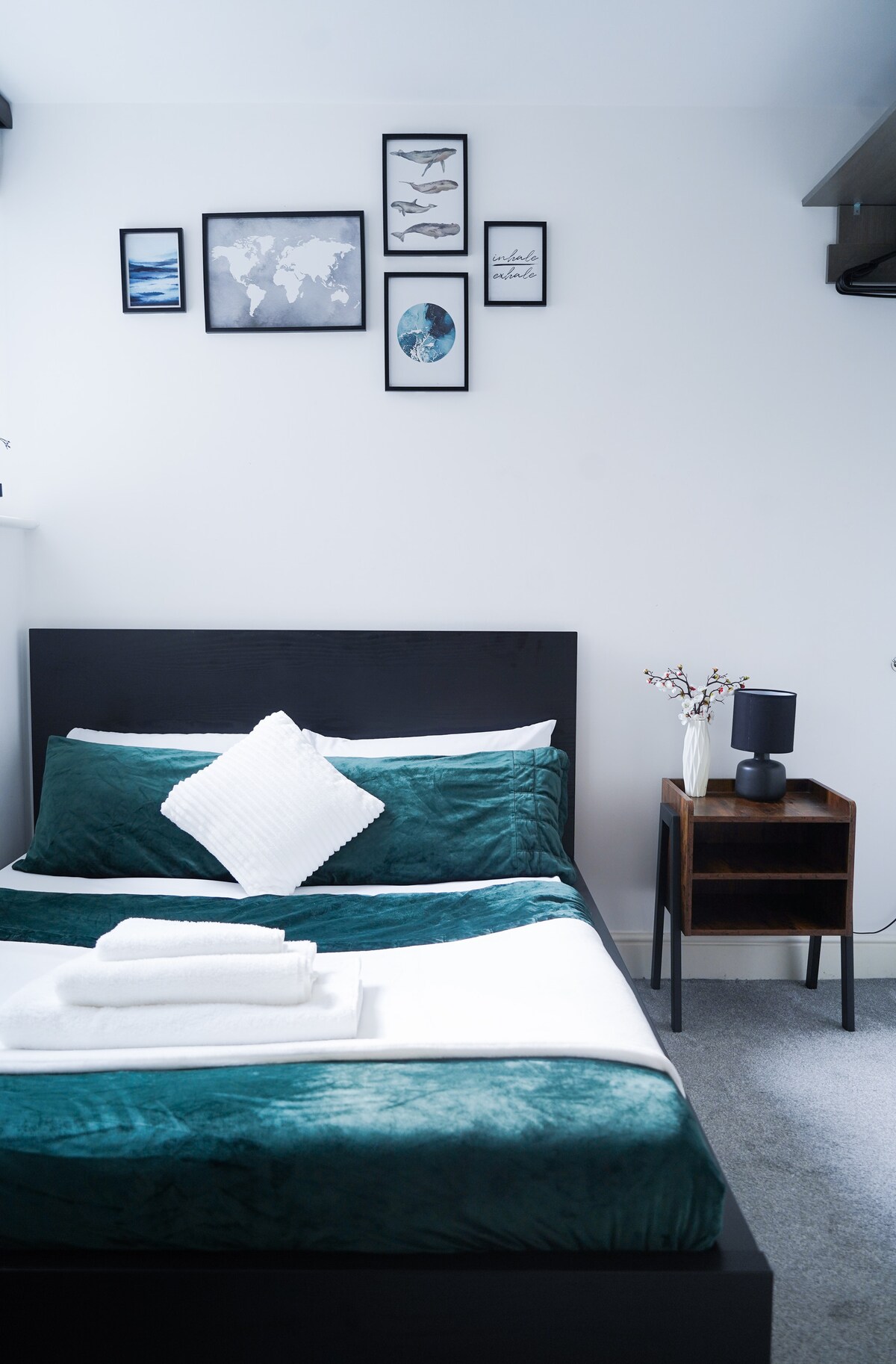 Successful Airbnb property: 40 % Off monthly / 2 Bedroom APT / City Centre in Central Swindon South