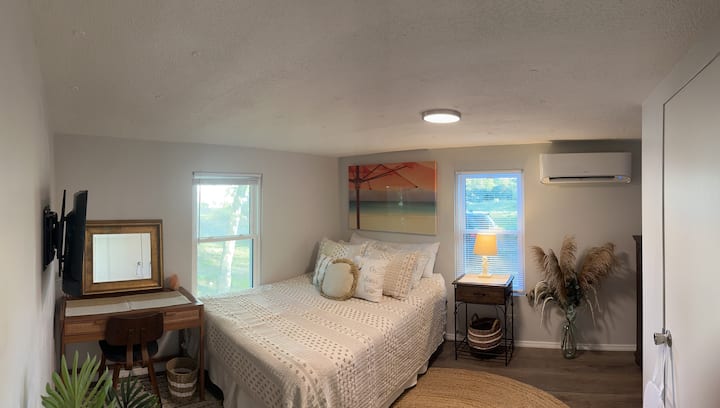 Oddýchnite si v tejto tropickej/bohémskej spálni. Komoda na uloženie oblečenia a vyhradený pracovný priestor.