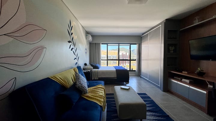 Il salotto di Oka Infinity è il luogo ideale per rilassarsi. Gode del lusso del sole per tutto il giorno.