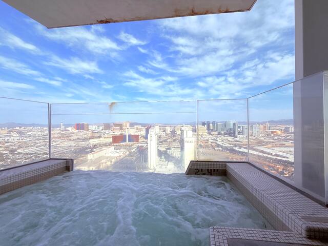 Ultimate Luxury 4,000 sq ft Penthouse Palms Place gallery image 2