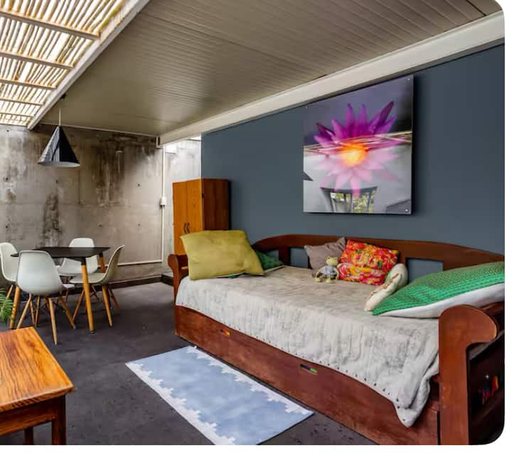 房源内有2张单人床（沙发床和床下） ，也用作客厅。 