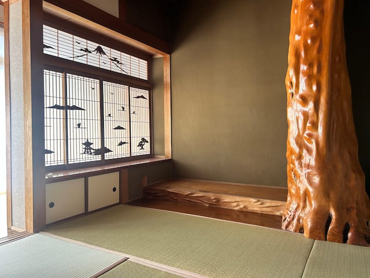 和室
　
歴史の積み重ねを感じるお部屋でゆるりと流れる時間を感じていただけたらと思います。
大人数の際にはこちらに敷布団をご用意します。