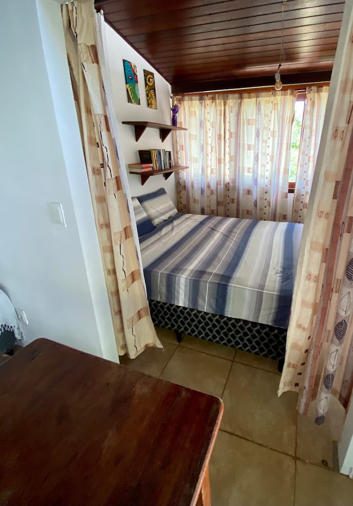 ห้องนอนหมายเลข 3 มีผ้าม่านเป็นประตูมีผนัง 2 ด้านเป็นหน้าต่างที่สามารถเปิดได้ 