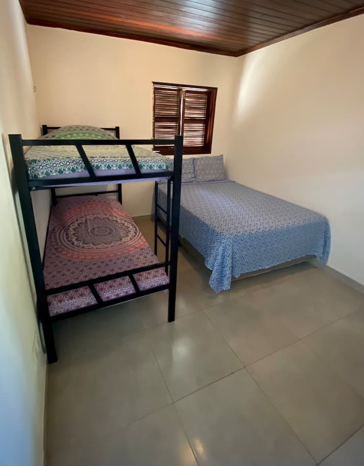 ห้องนอนที่ใหญ่ที่สุดที่มีเตียงสองชั้นเดี่ยว 2 เตียงและเตียงนอนเล่นห้องนี้มีห้องน้ำในตัว