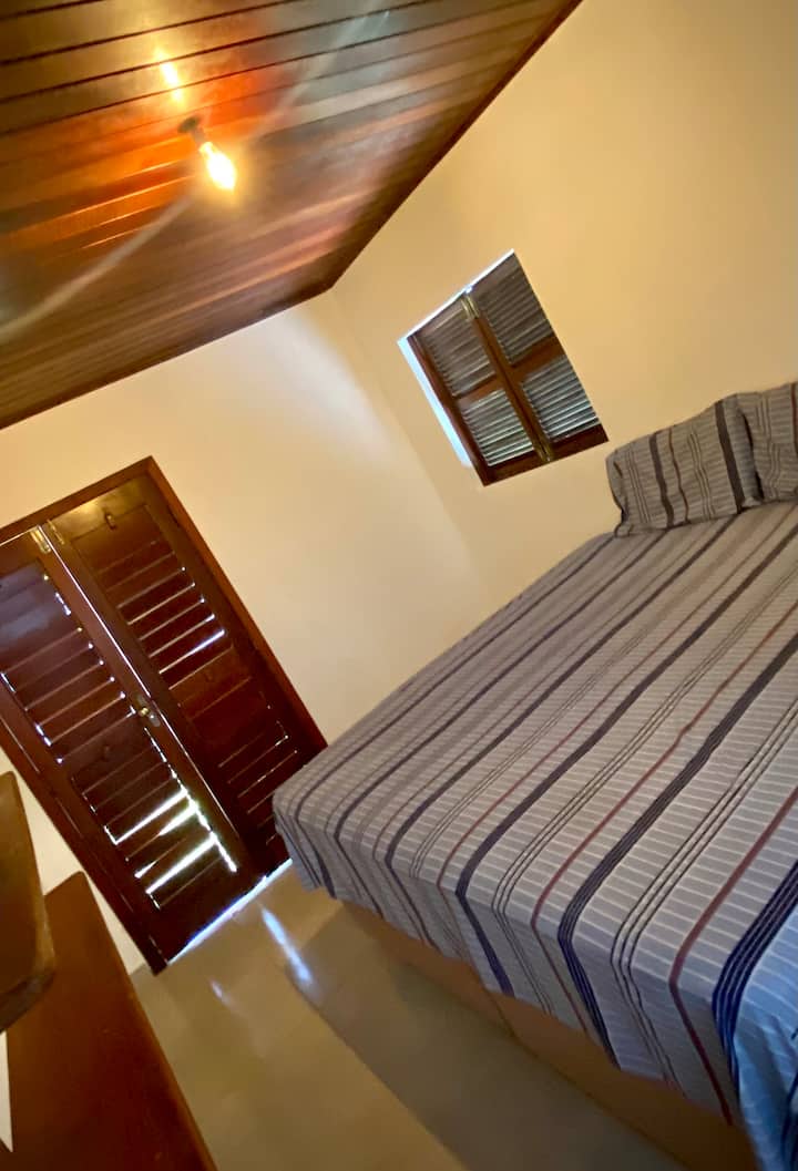 ห้องนอนที่มีเตียงที่สะดวกสบายที่สุดและประตูออกไปยังสวนและพื้นที่สระว่ายน้ำ