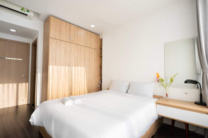 חדר שינה מרגיע עם גוונים רכים לשינה טובה בלילה.