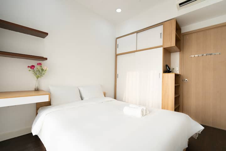 חדר שינה מואר ומאוורר עם גוונים עדינים – אידיאלי למנוחה ולשינה טובה בלילה.