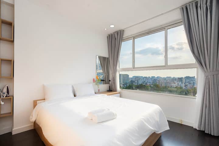 חדר שינה מרגיע עם גוונים רכים לשינה טובה בלילה.