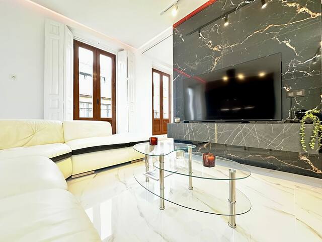 LUJO y Diseño con 3 balcones en La Puerta del Sol gallery image 3