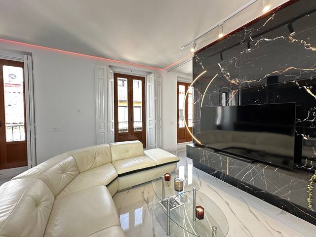 LUJO y Diseño con 3 balcones en La Puerta del Sol gallery image 2