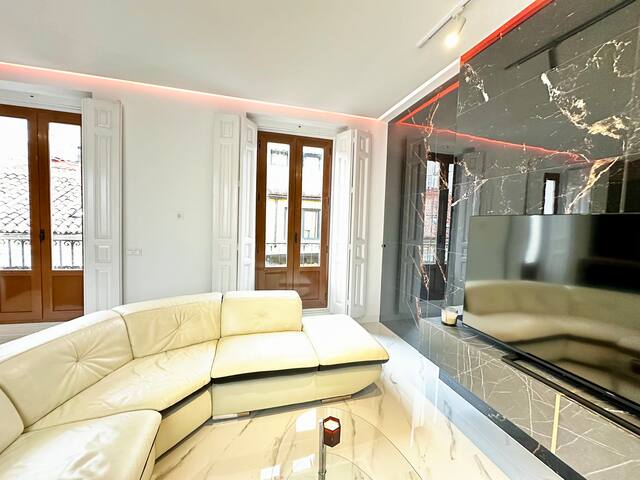 LUJO y Diseño con 3 balcones en La Puerta del Sol gallery image 4