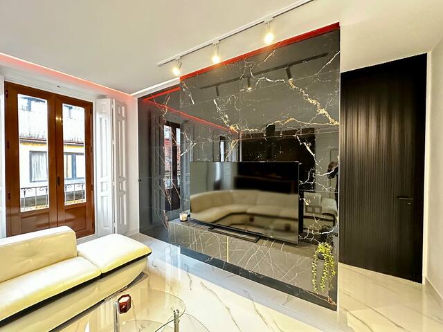 LUJO y Diseño con 3 balcones en La Puerta del Sol gallery image 5