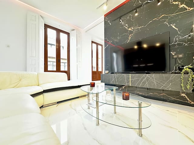 LUJO y Diseño con 10balcones en La Puerta del Sol gallery image 4