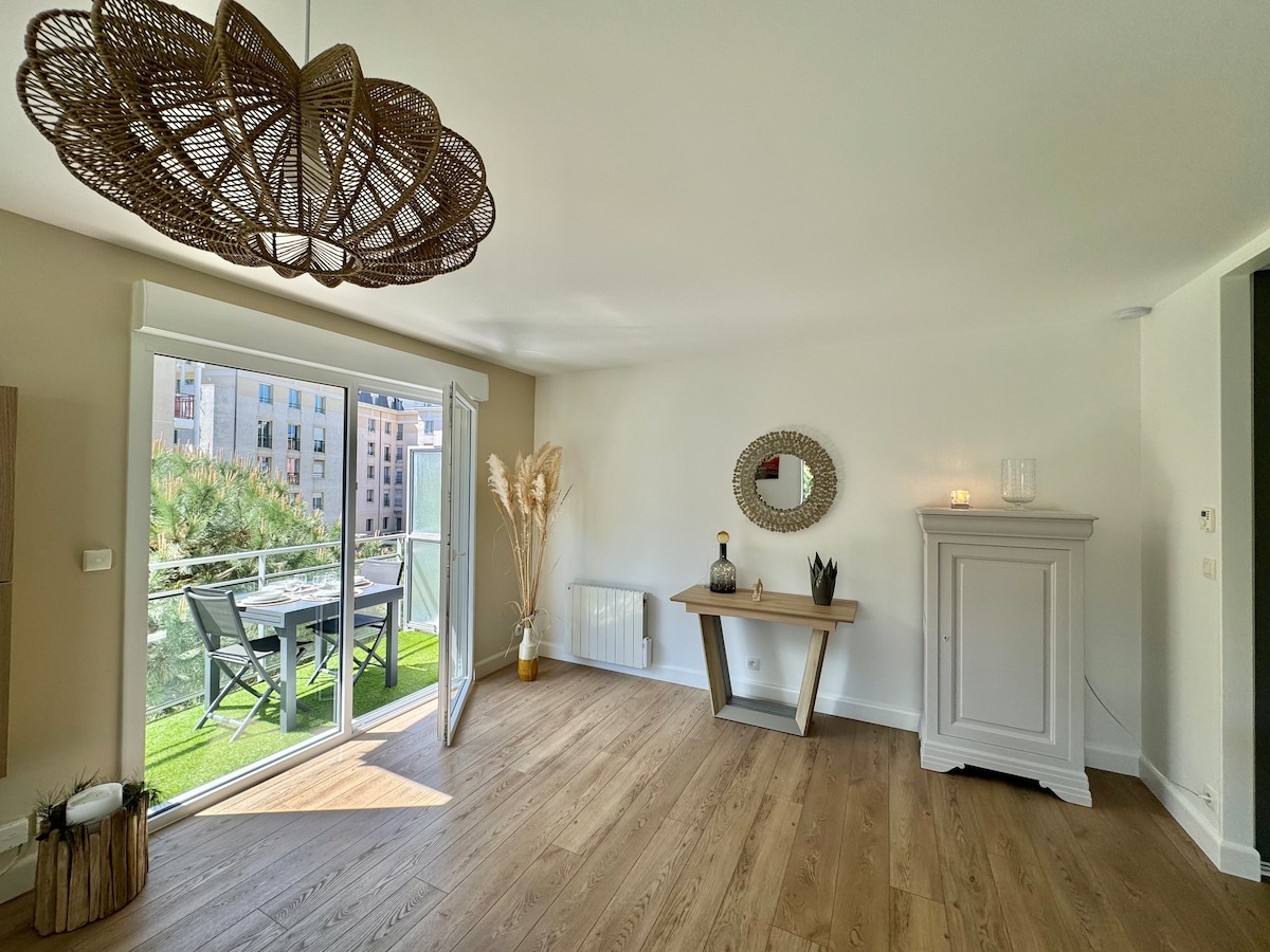 Top Airbnb: Large elegant 3-room city center + garage in Les Sables D'olonne