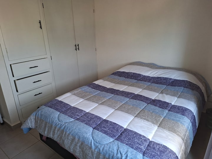 Tweepersoonsbed, lakens en nieuwe dekbedden allemaal erg schoon!