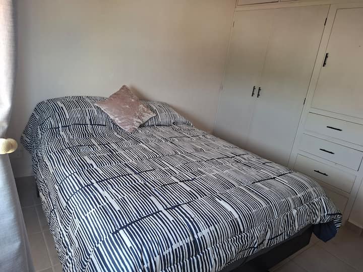 Slaapkamer 1 met zeer comfortabel queensize bed en grote kast.