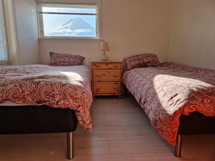 Vitanda 2 vizuri vya sentimita 90.