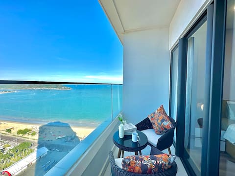High balcony 2BR , Seaview, Downtown by TYE