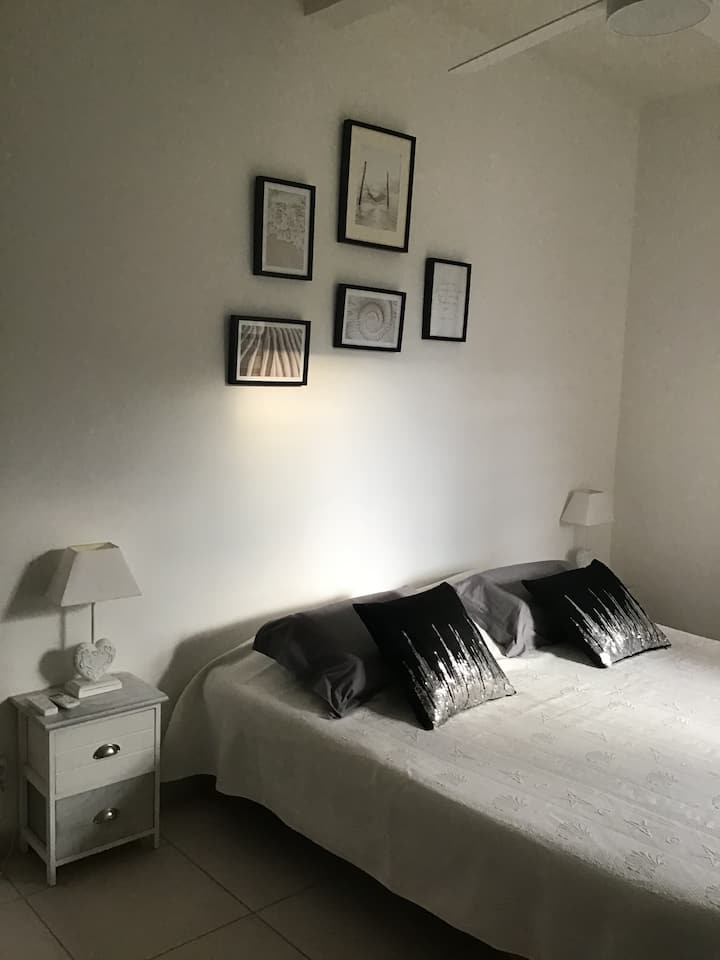 Air-conditioned room, also equipped with a ceiling fan. Cupboard and bedside tables available. The bedroom opens to the terrace.