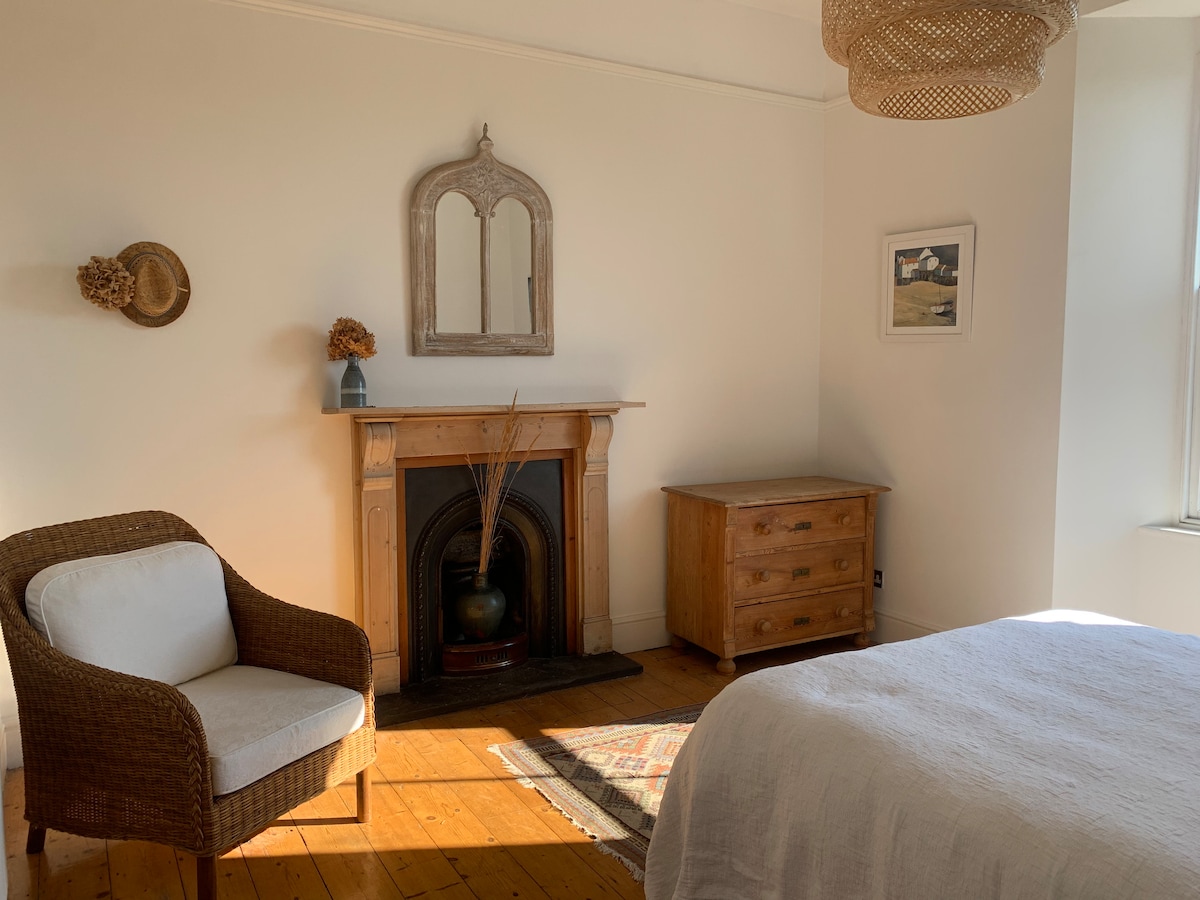 Спална соба 3 гледа кон предната градина, прекрасна сончева соба со оригинален викторијански камин од леано железо и брачен кревет.  