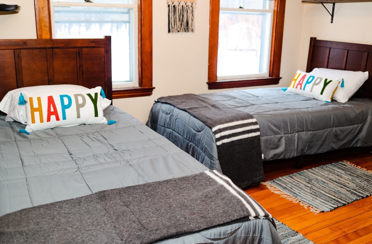 Стая с 2 отделни легла: 2 единични легла, идеални за деца