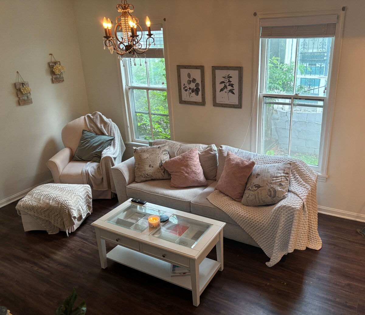 غرفة عائلية مريحة مع أريكة كبيرة وكرسي وتلفزيون ذكي كبير جدًا مع نيتفليكس وهولو والمزيد. مكان رائع للاسترخاء في نهاية اليوم! 