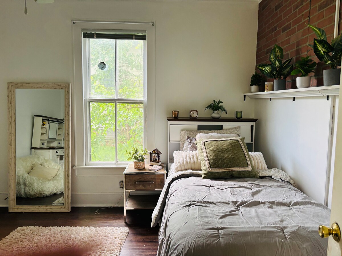 غرفة نوم تم تجديدها حديثًا بأرضيات خشبية صلبة جديدة، والكثير من أشعة الشمس، ومنضدة مع مرآة مكياج مضاءة للاستعداد! 