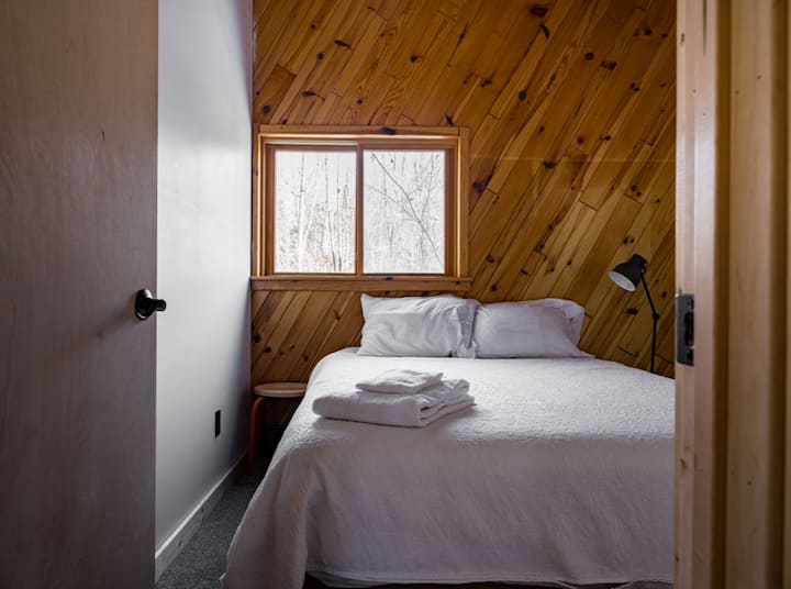 Спална соба
3 на спрат - брачен кревет (широк 180-220 см)