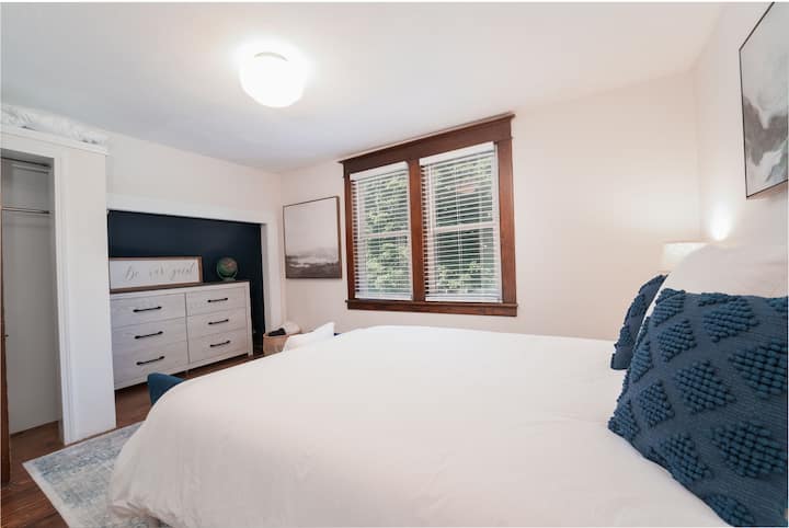 خزانة ملابس كبيرة وخزانة لتخزين ملابسك. 