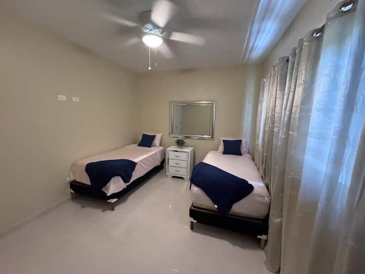 走廊上的第一个房间，配有两张单人床，让您舒适入住。