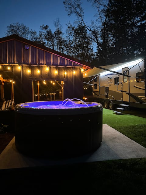 Mountain Meadow Hideaway with hot tub