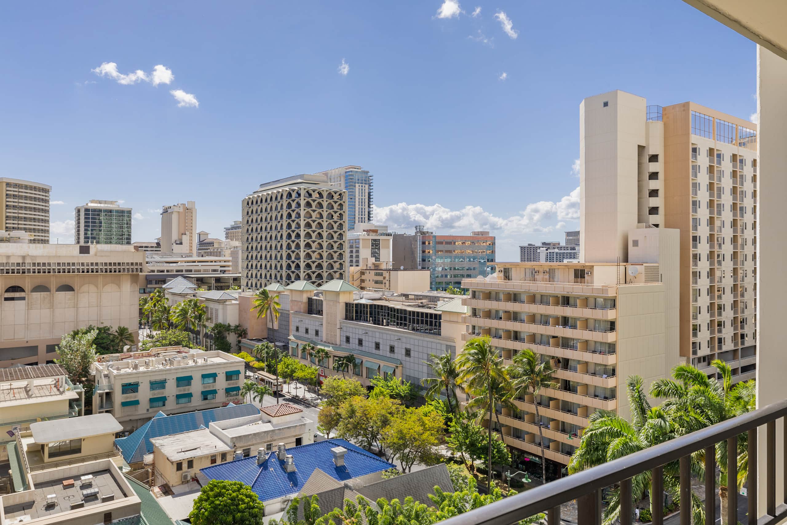 Free Assigned Parking Pool Gym 2 beds 1 bd Waikiki - Image 27