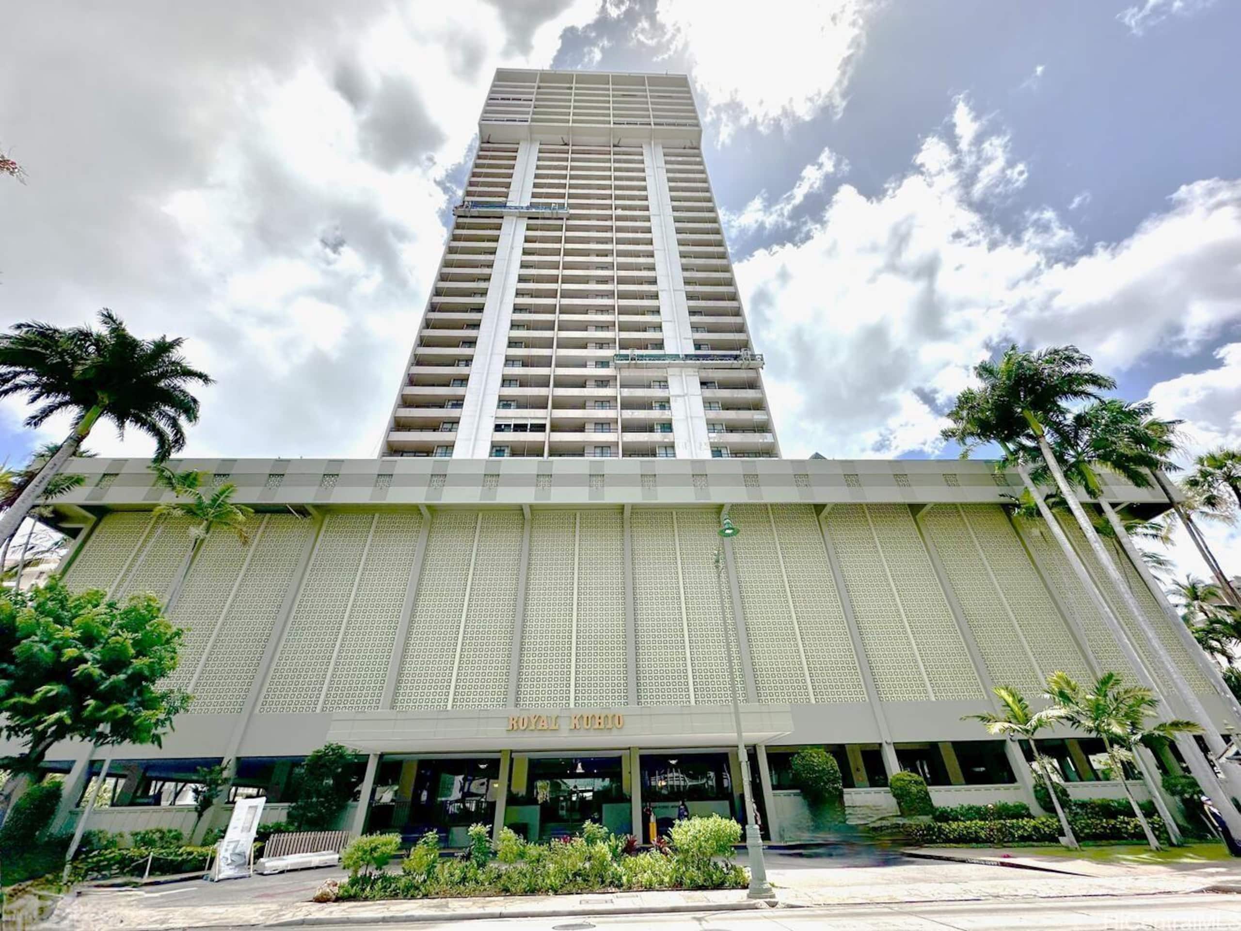 Free Assigned Parking Pool Gym 2 beds 1 bd Waikiki - Image 45