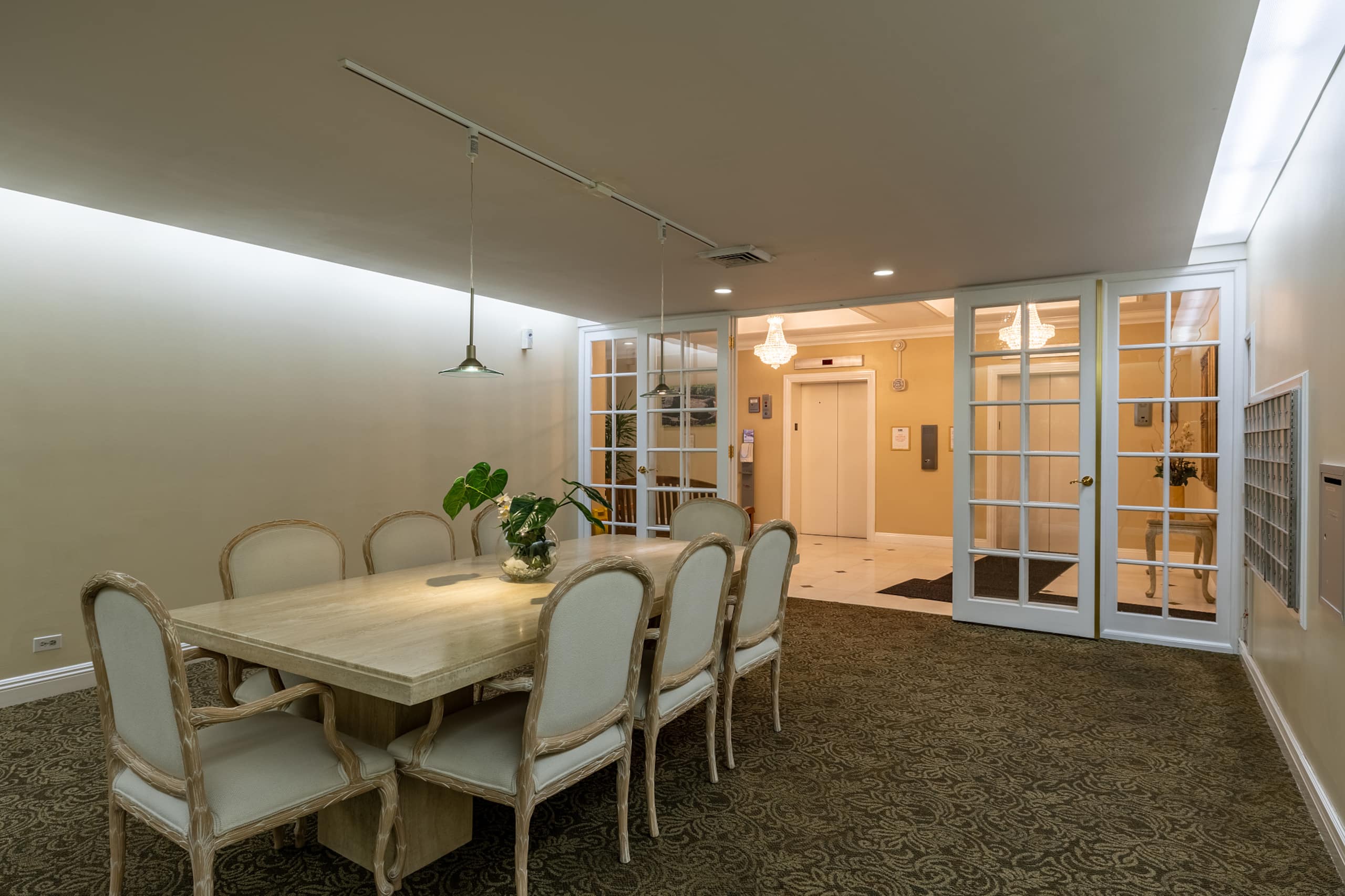 Free Assigned Parking Pool Gym 2 beds 1 bd Waikiki - Image 49