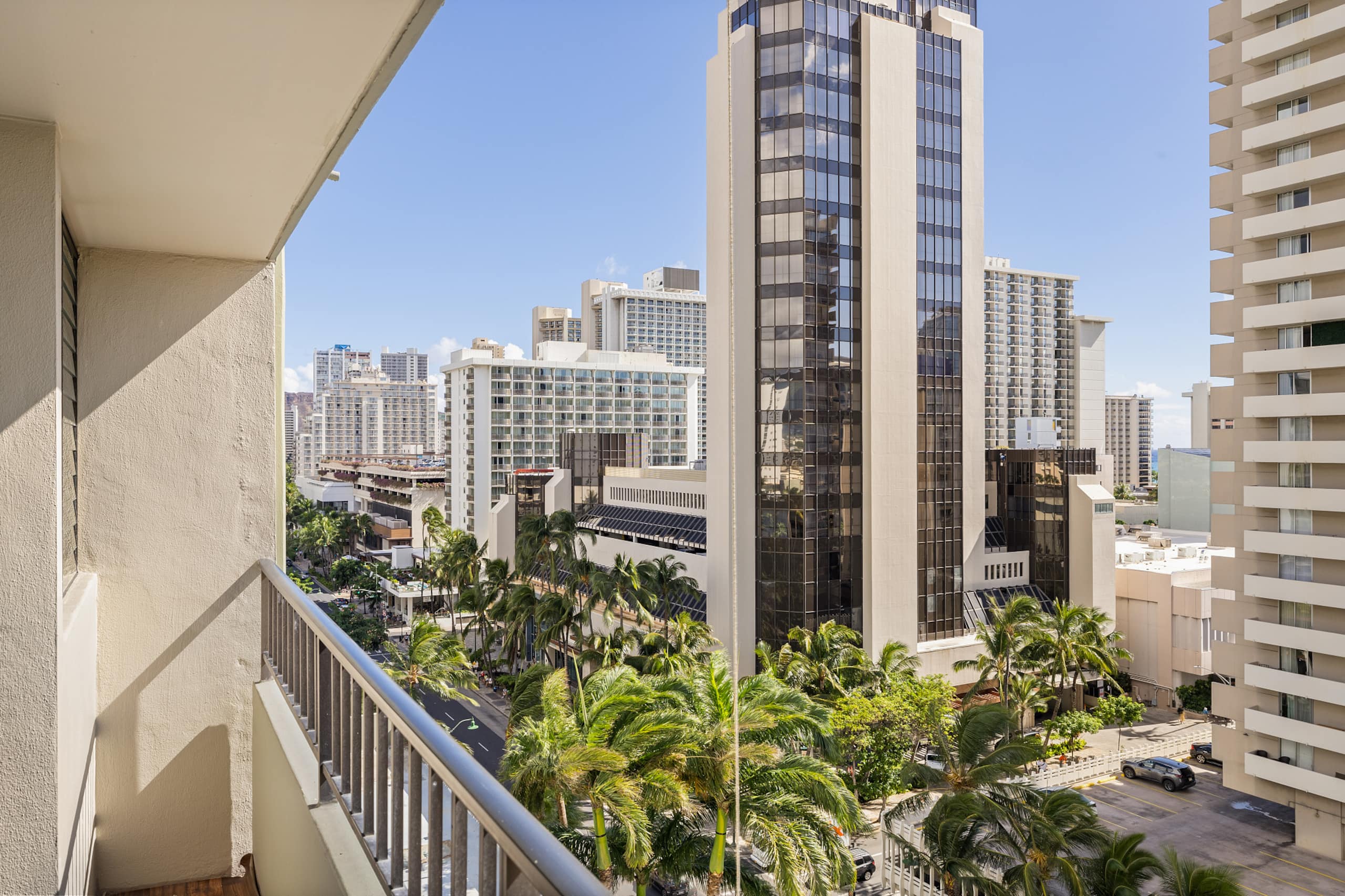 Free Assigned Parking Pool Gym 2 beds 1 bd Waikiki - Image 25