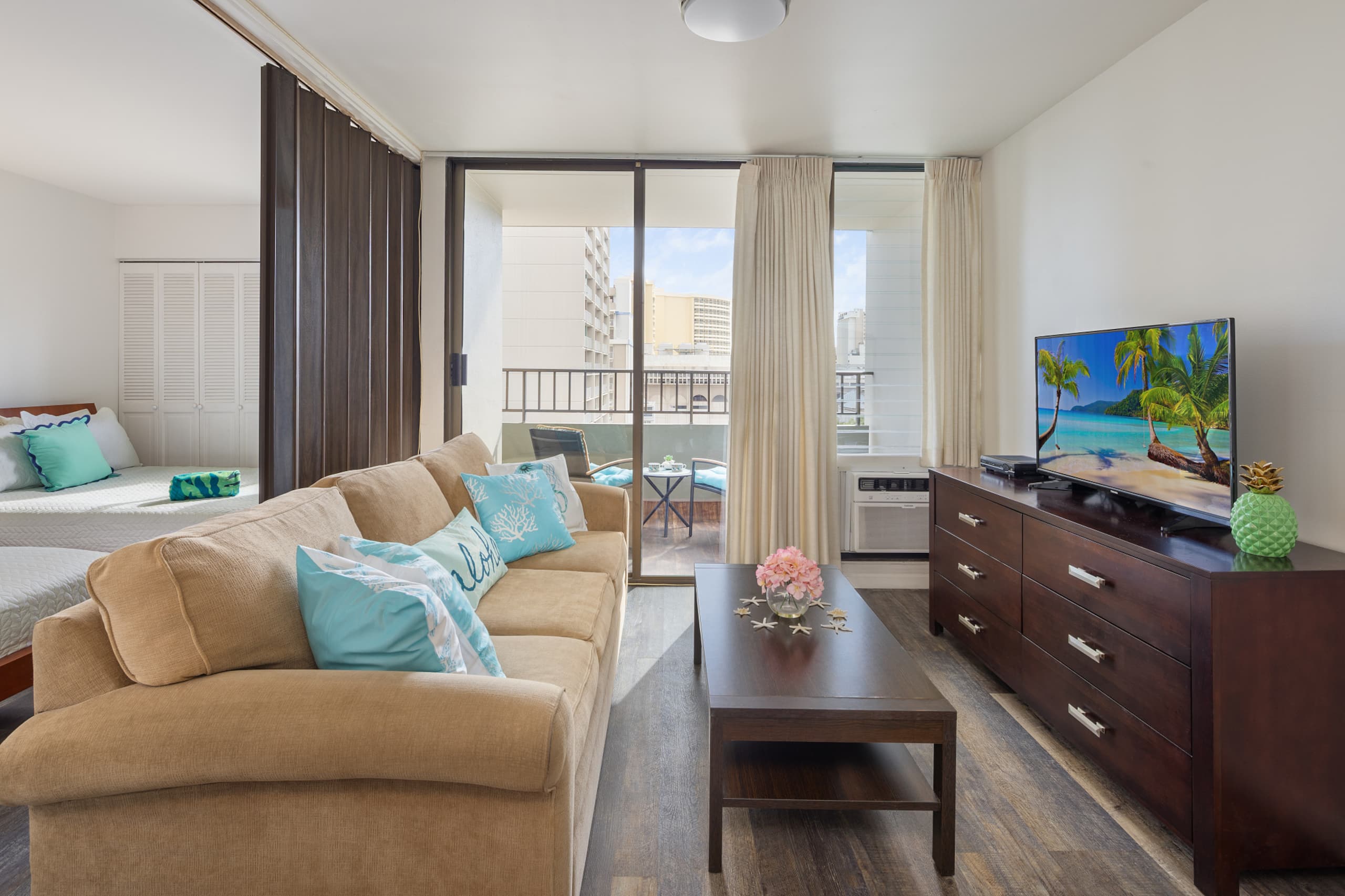 Free Assigned Parking Pool Gym 2 beds 1 bd Waikiki - Image 7