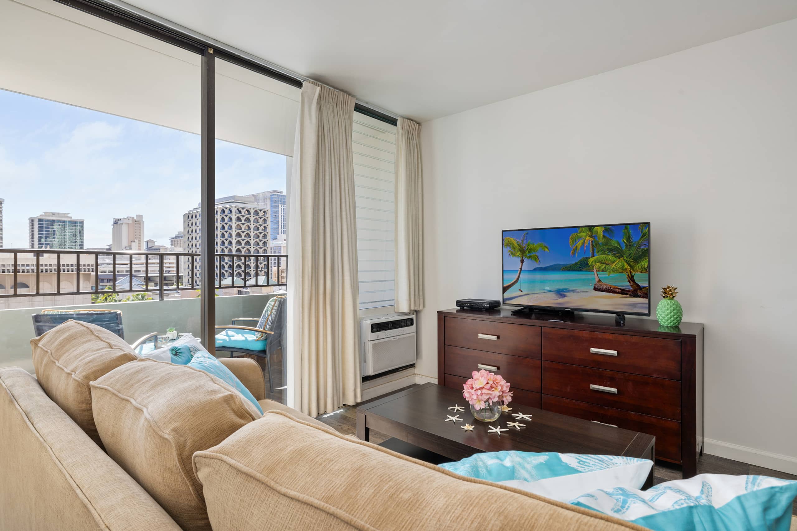 Free Assigned Parking Pool Gym 2 beds 1 bd Waikiki - Image 12