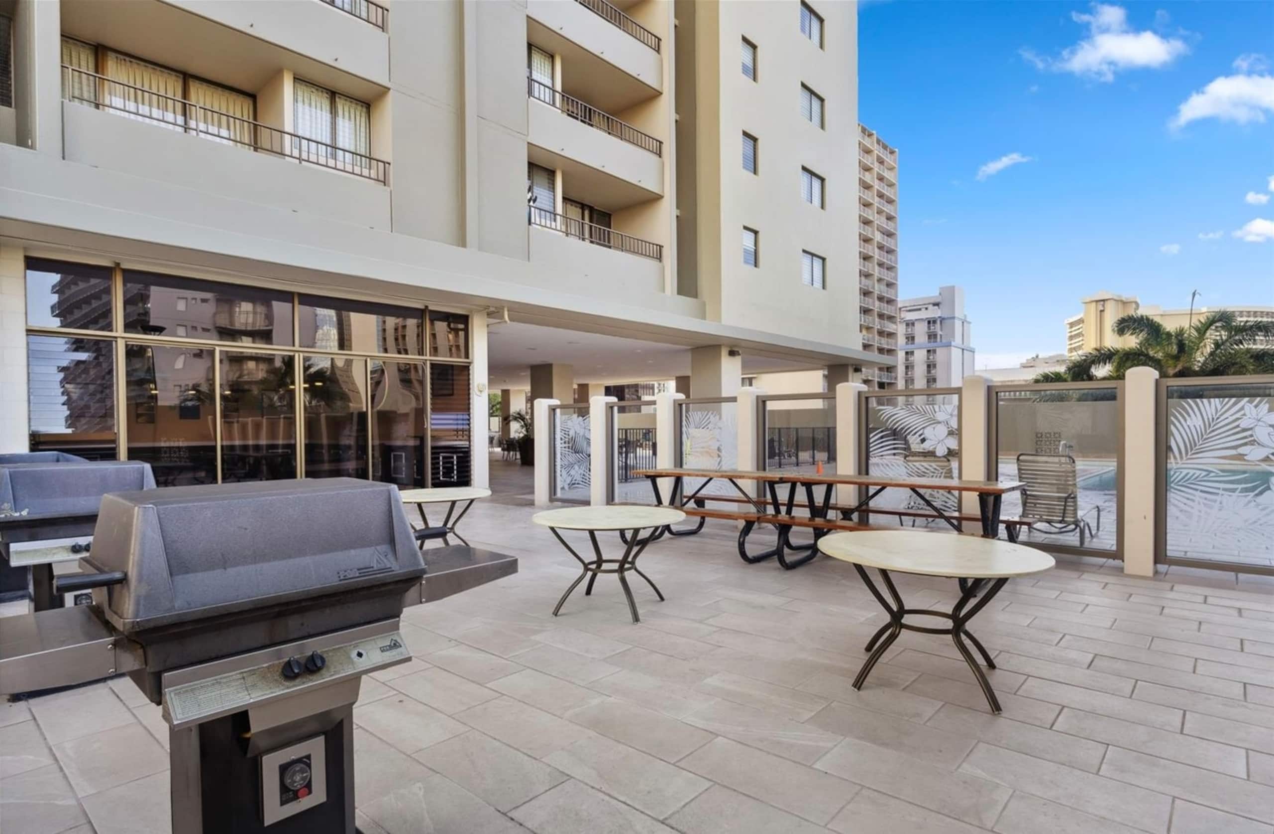 Free Assigned Parking Pool Gym 2 beds 1 bd Waikiki - Image 57