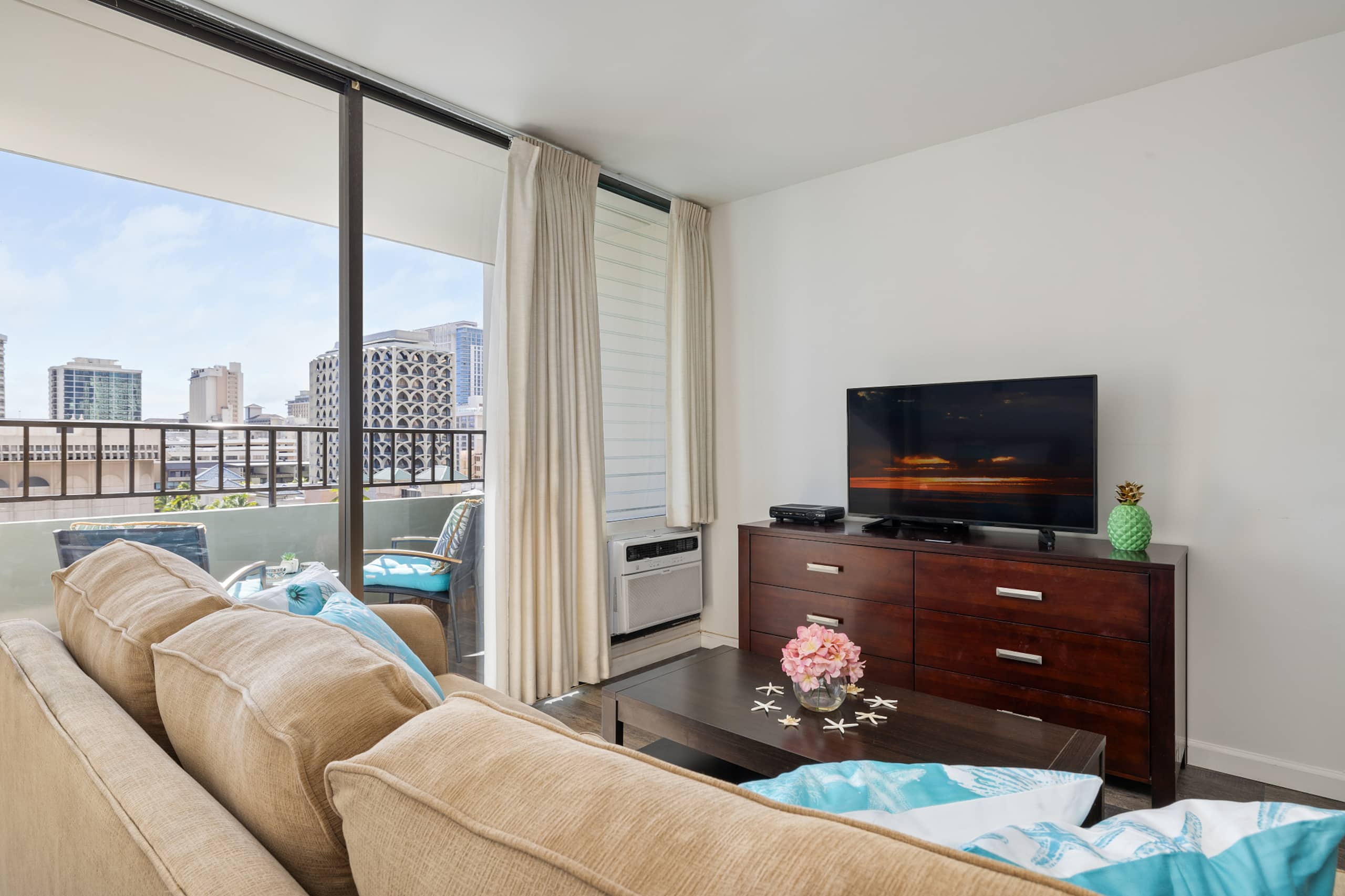 Free Assigned Parking Pool Gym 2 beds 1 bd Waikiki - Image 60