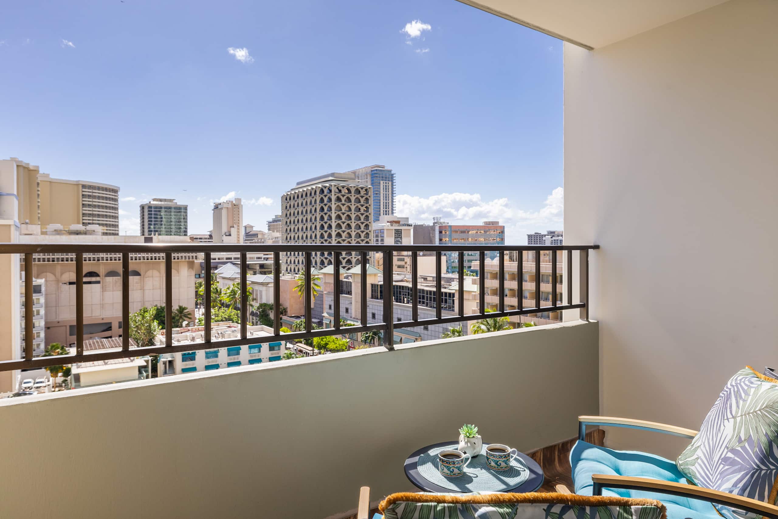 Free Assigned Parking Pool Gym 2 beds 1 bd Waikiki - Image 17